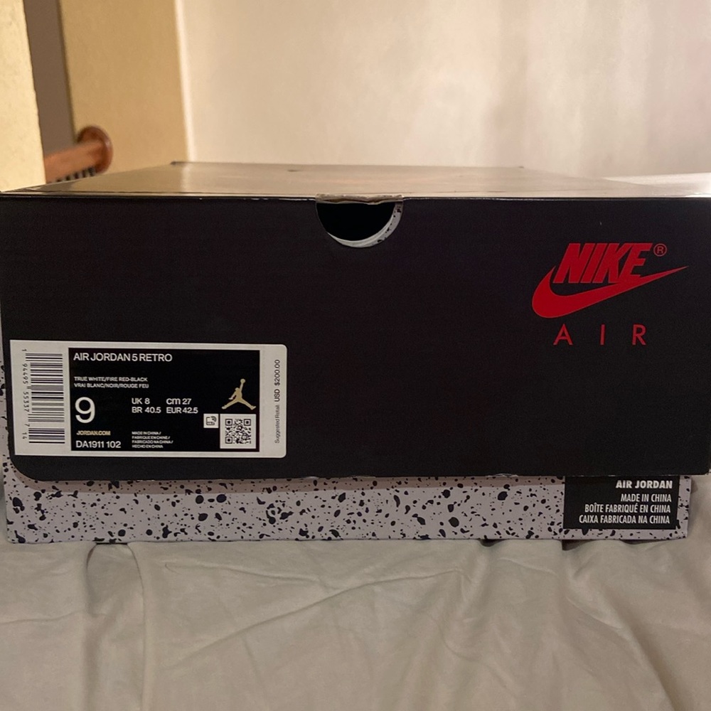Air Jordan 5 Retro fire red. Only worn twice, Comes with box.